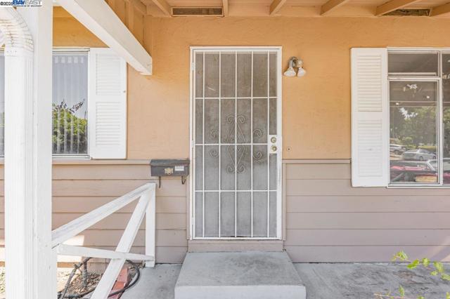 40122 Besco Dr, Fremont CA: https://media.crmls.org/mediaz/58d213a9-fea0-4bf2-89f4-2c34680f7e41.jpg