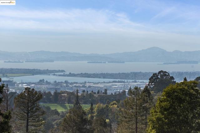 93 Thousand Oaks St, Oakland CA: https://media.crmls.org/mediaz/58d23b21-95c4-4a23-b02d-0bf37ee27431.jpg