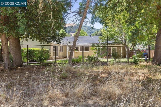 115 Saint Jean Ct, Danville CA: https://media.crmls.org/mediaz/58d27294-25e0-4e71-a86a-441cb2b88a8f.jpg