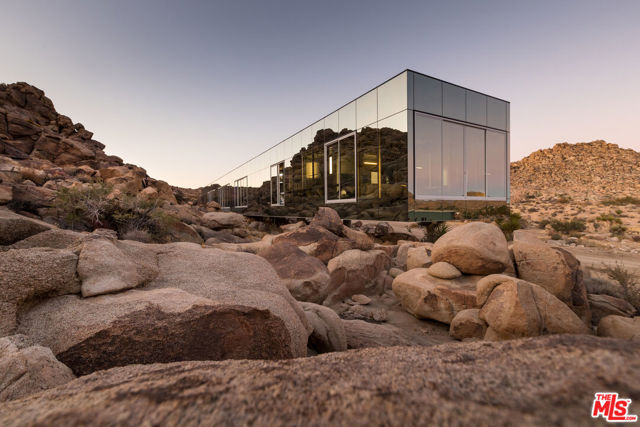 8198 Uphill Road, Joshua Tree CA: https://media.crmls.org/mediaz/58d27d28-bcb2-4b10-a2c2-f7c8f05ebcf9.jpg