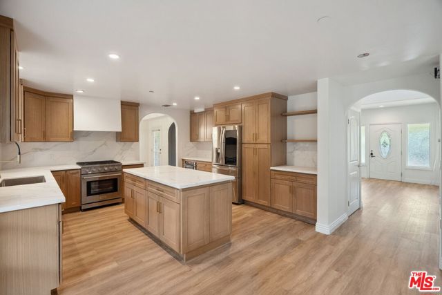 17805 Erwin Street, Encino CA: https://media.crmls.org/mediaz/58d3235a-3915-4291-b26c-e6d305076f16.jpg