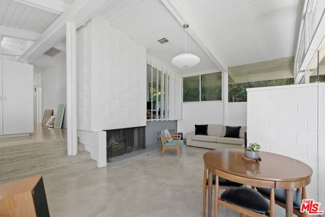 810 Bramble Way, Los Angeles CA: https://media.crmls.org/mediaz/58d389f5-f640-452f-923e-bb81fb3efeee.jpg