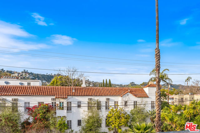 728 N Sweetzer Avenue, West Hollywood CA: https://media.crmls.org/mediaz/58d3b58a-9366-4b1c-a9cf-4daf36434391.jpg
