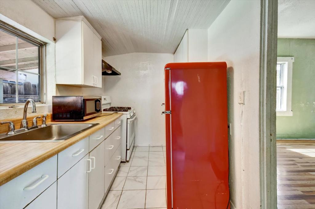 https://media.crmls.org/mediaz/58d447d1-832a-4a9b-a03f-7e709a4e04d4.jpg?preset=X-Large