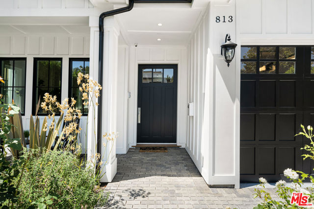 813 N Spaulding Avenue, Los Angeles CA: https://media.crmls.org/mediaz/58d4b2ed-3001-40fb-9153-d7fbb418cfa6.jpg