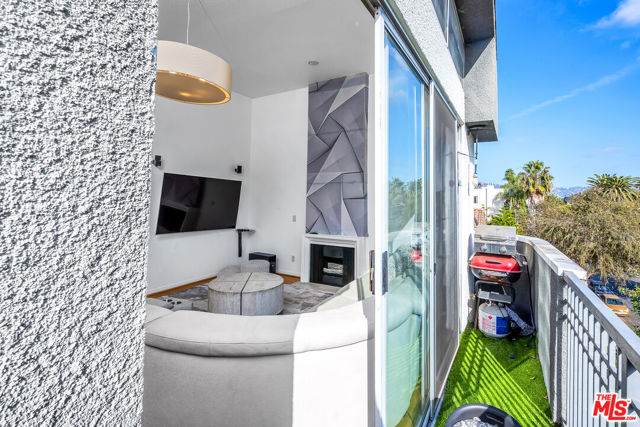 1481 S Shenandoah Street, Los Angeles CA: https://media.crmls.org/mediaz/58d4b771-0408-4b36-85ae-1effc94ffccb.jpg
