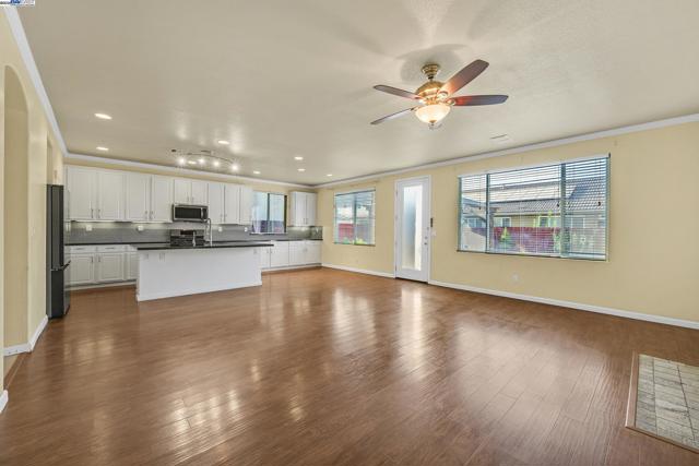 1419 Nubian St, Patterson CA: https://media.crmls.org/mediaz/58d4cba1-c7a2-4bdc-a429-daaa2b0565ad.jpg
