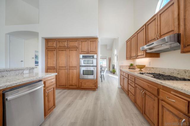 2785 Canyon Oak Pl, Escondido CA: https://media.crmls.org/mediaz/58d4ee36-d411-4ad1-99f4-bc630e183e21.jpg