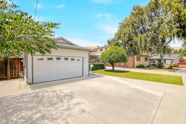 745 Wasatch Dr, Fremont CA: https://media.crmls.org/mediaz/58d61eb7-21ad-4564-9306-f3e8dc1f0d06.jpg