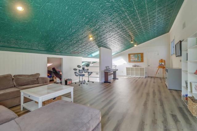 9740 Nutby Ln, Escondido CA: https://media.crmls.org/mediaz/58d6320f-65e7-4d27-b884-a6d4c700352a.jpg