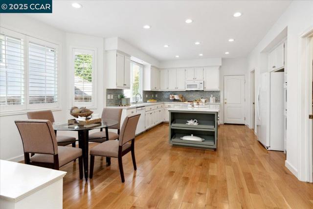 3062 Windmill Canyon Dr, Clayton CA: https://media.crmls.org/mediaz/58d64c84-5f4b-4431-941f-f3b8f9872510.jpg