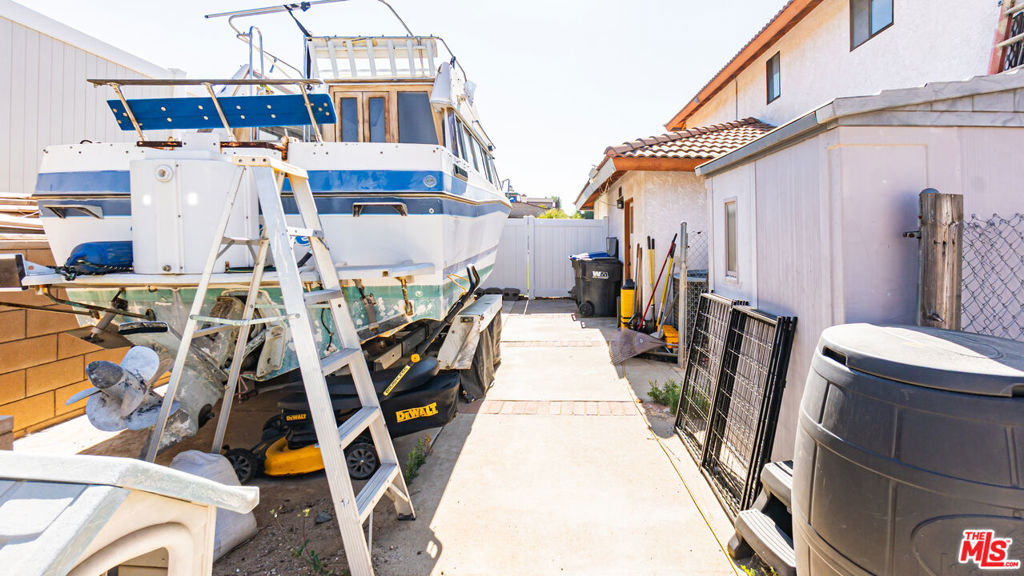 https://media.crmls.org/mediaz/58d782a3-d999-4cdf-98cc-f34e69d55ef1.jpg?preset=X-Large