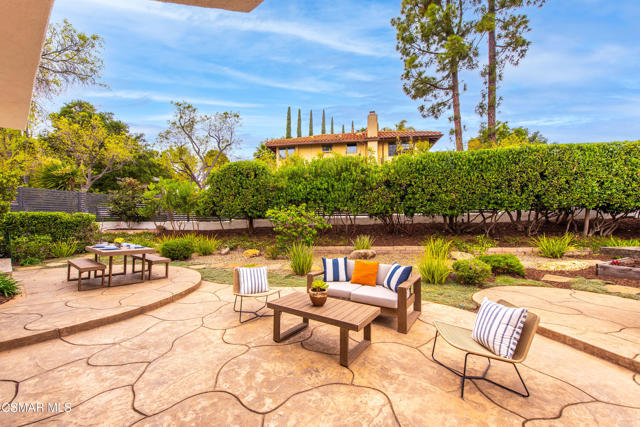 1046 Brookview Avenue, Westlake Village CA: https://media.crmls.org/mediaz/58d7c4ea-4e44-40cf-81fa-35747d2d0513.jpg