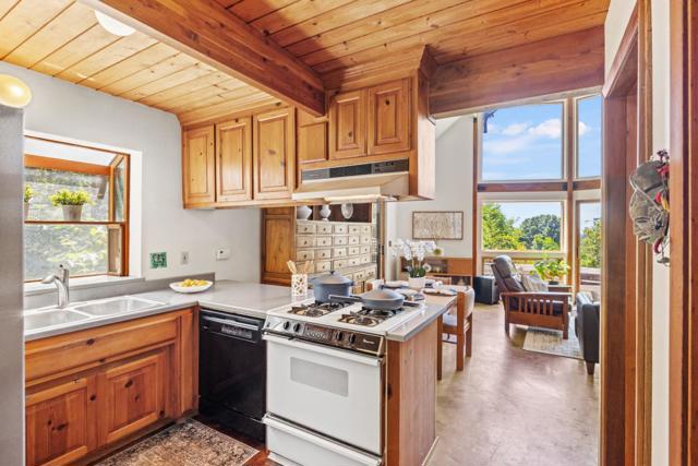 994 Laurel Grove Drive, Soquel CA: https://media.crmls.org/mediaz/58d7cc34-01c0-4916-94c4-45e5a37b384c.jpg