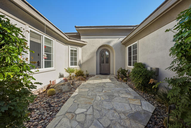 56 Oakmont Drive, Rancho Mirage CA: https://media.crmls.org/mediaz/58d88289-0daa-4528-b253-ac1dbac7de3a.jpg