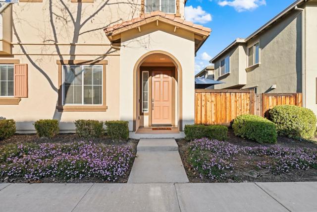 248 Alta St, Brentwood CA: https://media.crmls.org/mediaz/58d8a1b8-4761-4ce6-b96e-4a504fa8834d.jpg