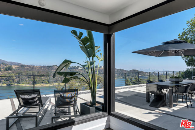 2960 LAKERIDGE Drive, Los Angeles CA: https://media.crmls.org/mediaz/58d8be80-3d24-45cd-905c-2841f5ab8f7a.jpg