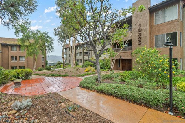 10325 Caminito Cuervo, San Diego CA: https://media.crmls.org/mediaz/58d9ba93-5c79-4344-a0fd-cc6fecff0438.jpg