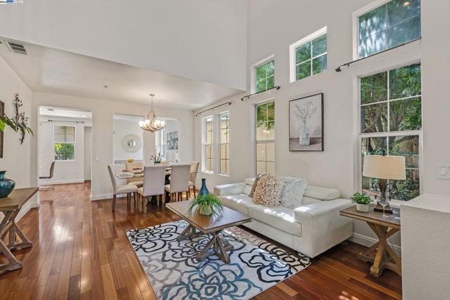 34906 Herringbone Ct, Union City CA: https://media.crmls.org/mediaz/58d9ebee-8805-4e97-9306-1c42f01e7c36.jpg