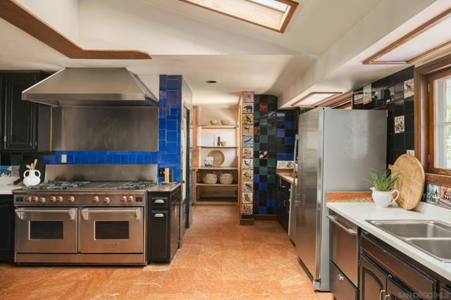 1010 Myrtle Way, San Diego CA: https://media.crmls.org/mediaz/58da6249-65cd-4247-b138-333524efc637.jpg