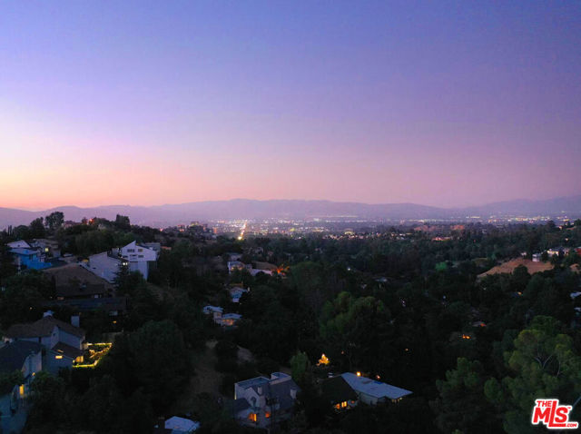 4236 Ensenada Drive, Woodland Hills CA: https://media.crmls.org/mediaz/58dba188-79b8-4d98-aa00-16e657cddeaf.jpg