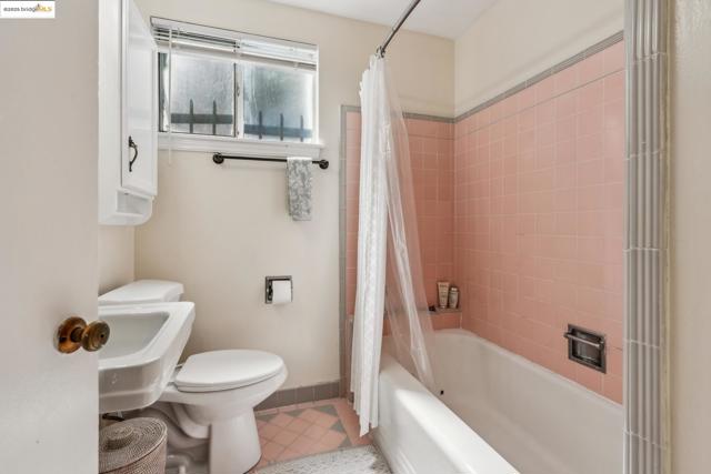 688 Alcatraz Ave, Oakland CA: https://media.crmls.org/mediaz/58dc535c-e40e-4dfd-bf74-0534c628c83e.jpg