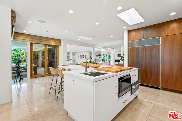 10424 Valley Spring Lane, Toluca Lake CA: https://media.crmls.org/mediaz/58dc7b68-2f62-4ab7-b761-d611100565c9.jpg