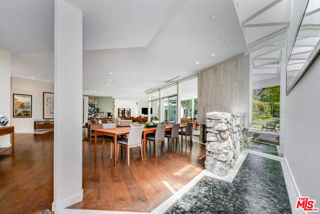 1010 N Rexford Drive, Beverly Hills CA: https://media.crmls.org/mediaz/58dd0329-c05e-49dd-8aee-9289aa40f1b1.jpg