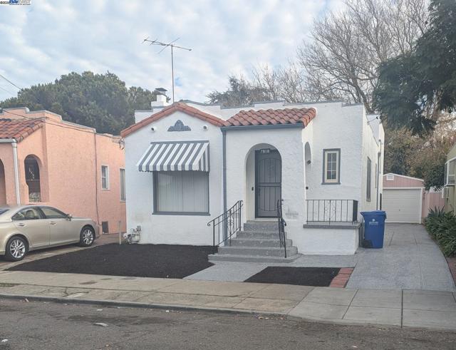 7818 Arthur St, Oakland CA: https://media.crmls.org/mediaz/58ddba3a-83b0-4516-9602-698f7eb038b8.jpg