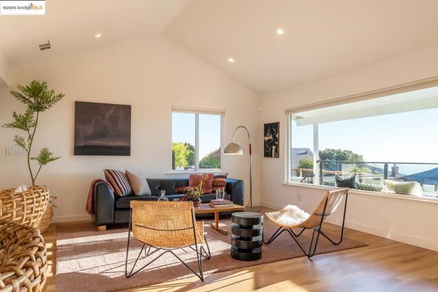 207 Cambridge Ave, Kensington CA: https://media.crmls.org/mediaz/58de1eea-0dce-408c-a9cb-c3b87579219d.jpg