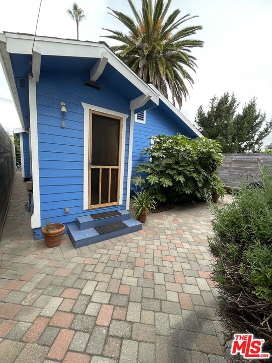 926 California Avenue, Venice CA: https://media.crmls.org/mediaz/58def76b-809d-48a4-ae95-c1380441483a.jpg