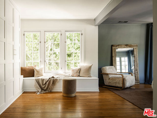 131 S Arden Boulevard, Los Angeles CA: https://media.crmls.org/mediaz/58df63f9-c426-41cc-aa8c-2639539a8ae5.jpg