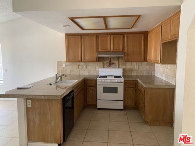 2952 La Vista Avenue, Corona CA: https://media.crmls.org/mediaz/58dfe3cc-57e6-4602-9d86-58353855837f.jpg
