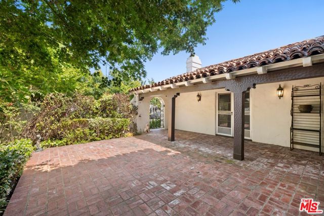 313 S Peck Drive, Beverly Hills CA: https://media.crmls.org/mediaz/58e06e6d-f661-4ce9-a503-dbff0703502f.jpg