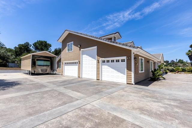 10166 Rancho Roble Rd., Escondido CA: https://media.crmls.org/mediaz/58e16fa6-13bd-431d-8060-92b6f670c3a3.jpg