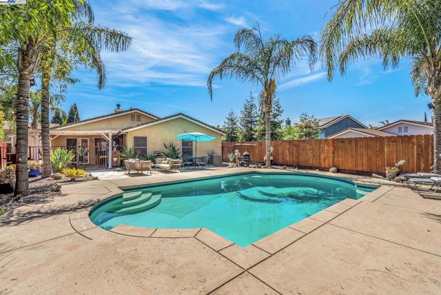 349 Cose Ln, Tracy CA: https://media.crmls.org/mediaz/58e1d430-7bd9-488a-afd2-415c18619d47.jpg