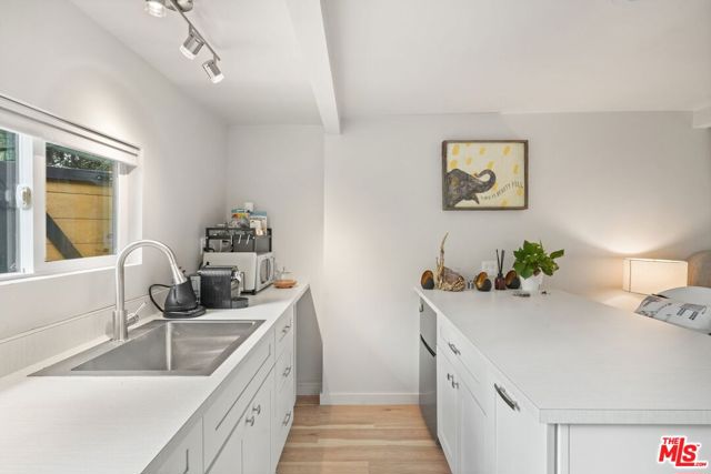 19817 Montau Drive, Topanga CA: https://media.crmls.org/mediaz/58e229b8-3874-43b8-bedc-2cdeccaac79f.jpg