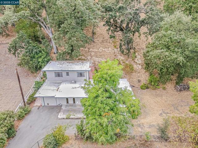 2435 Lunada Ln, Alamo CA: https://media.crmls.org/mediaz/58e25a0b-77d6-4597-86d8-9e98ef25b9cd.jpg