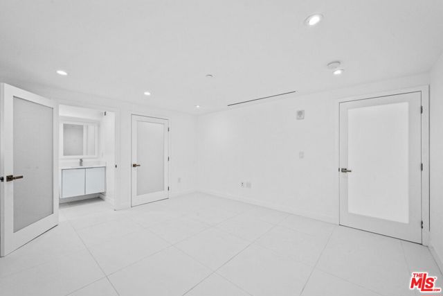 621 N Kings Road, West Hollywood CA: https://media.crmls.org/mediaz/58e26341-b4f3-4f12-bc3a-5d6be43894d2.jpg