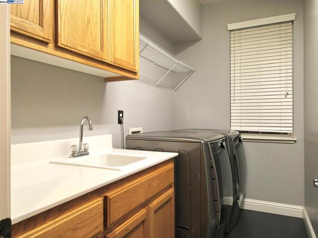 556 Sherborne Court, Galt CA: https://media.crmls.org/mediaz/58e273d3-aa21-4c3d-bda0-f55a71ff57e8.jpg
