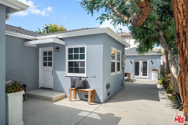 3627 Veteran Avenue, Los Angeles CA: https://media.crmls.org/mediaz/58e2a959-0327-487c-8f23-6a5c41f835d1.jpg