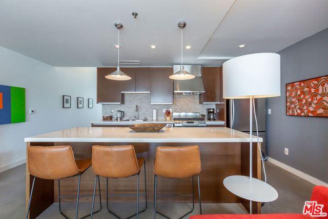 615 Hampton Drive, Venice CA: https://media.crmls.org/mediaz/58e348b4-934b-4a9c-8a3c-d28a550eddb0.jpg