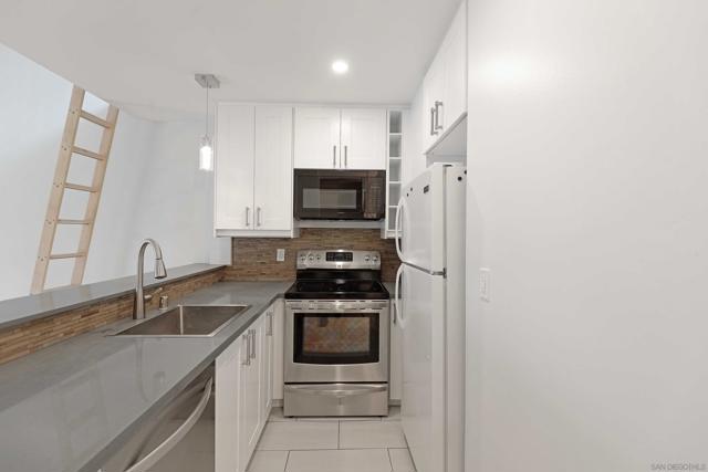 1885 Diamond St, San Diego CA: https://media.crmls.org/mediaz/58e35d9b-f2e9-4e74-9a59-ede32b8a2bfc.jpg