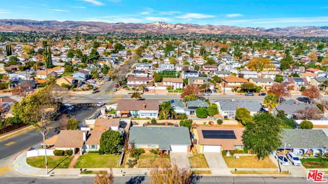 2425 Dusan Street, Simi Valley CA: https://media.crmls.org/mediaz/58e37c40-54b2-422d-9f01-c5569500903e.jpg