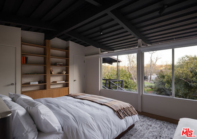 5949 Bonsall Drive, Malibu CA: https://media.crmls.org/mediaz/58e3cd48-df5c-4754-ac7a-893d0ecd9702.jpg