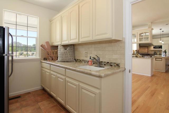 475 Torrano Court, Hollister CA: https://media.crmls.org/mediaz/58e43d09-2731-46bd-bd18-894328bb2cad.jpg