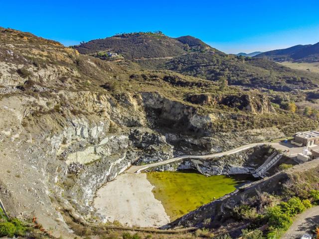 2769 Overlook Point Dr, Escondido CA: https://media.crmls.org/mediaz/58e52e4d-584c-40c4-97ae-70d28913dab4.jpg