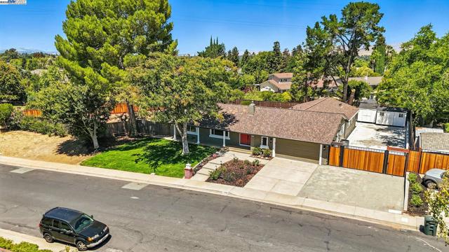 5701 Lewis Way, Concord CA: https://media.crmls.org/mediaz/58e54c8c-2040-4d68-a35e-ec363a5f7503.jpg
