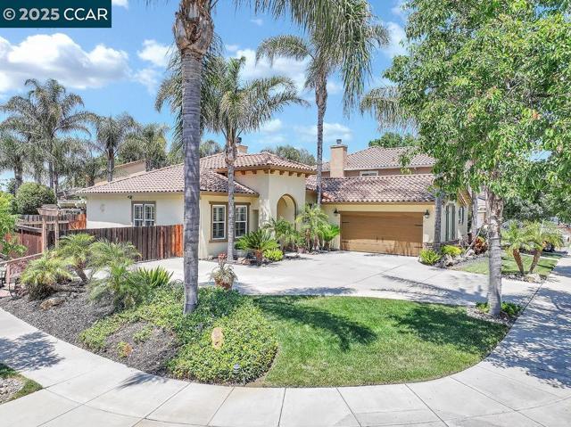513 Mendota St, Brentwood CA: https://media.crmls.org/mediaz/58e58305-124c-499a-af9c-d17f17278b2f.jpg