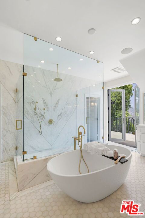 15515 Collina Strada, Los Angeles CA: https://media.crmls.org/mediaz/58e5a428-5042-4e04-804f-b6b43d7b36ff.jpg